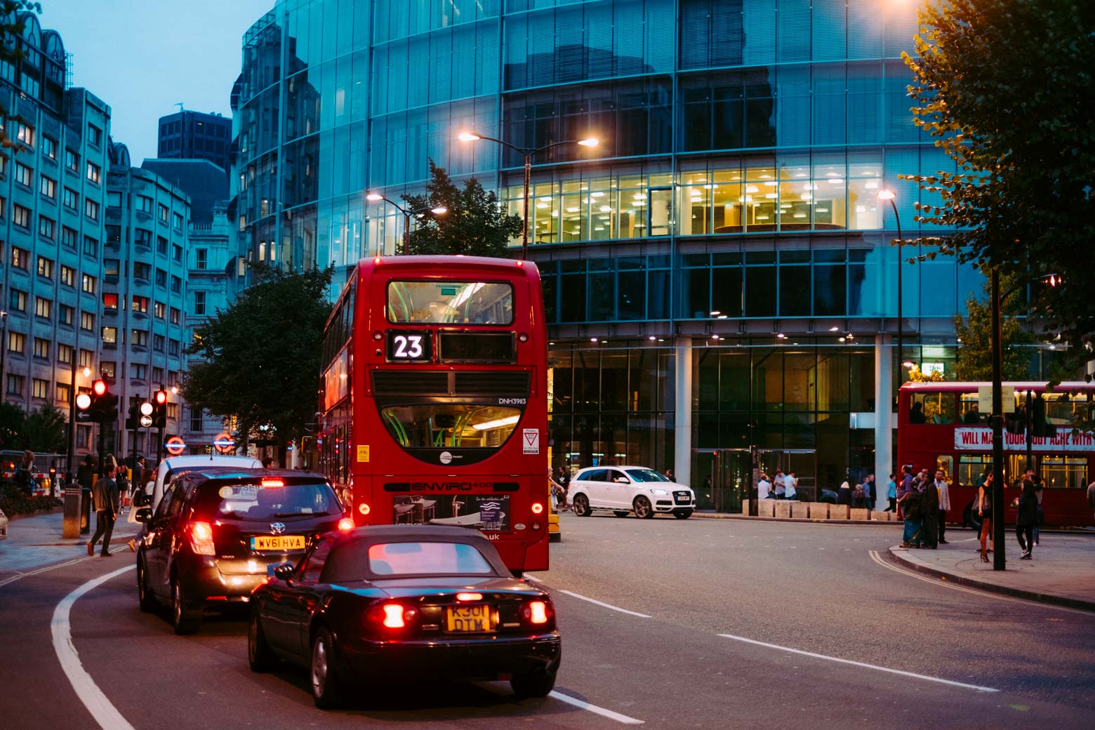 Travel tips for a packed weekend in London -- what to see and do in central London, Soho, and Shoreditch. Red bus in London England