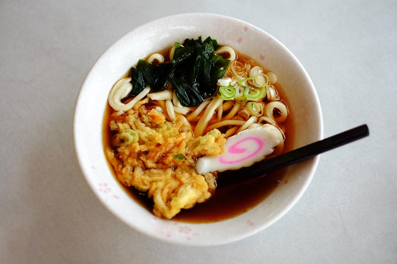 Udon noodles should should have uneven ridges, as it's a sign that the noodles are handmade. Udon noodles should should have uneven ridges, as it's a sign that the noodles are handmade.