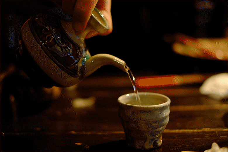 Oyabun Gin Pouring-sake